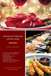 Ein asiatisches Buffet-Restaurant in Leipzig, bereit für das Weihnachtsessen 2022. Das Restaurant bietet ein all-you-can-eat-Buffet mit einer großen Auswahl an asiatischen Speisen, darunter gebratene Ente, Reisnudelgerichte und Sushi. Als besonderes Highlight gibt es zu Beginn des Abends einen kostenlosen Sektempfang. Die Tische sind festlich geschmückt mit Weihnachtsdekoration und Kerzen, um das festliche Ambiente zu unterstreichen. Prost! Eine Flasche Wein rundet das Weihnachtsessen ab.